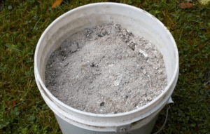 Деревна зола як засіб боротьби зі шкідниками